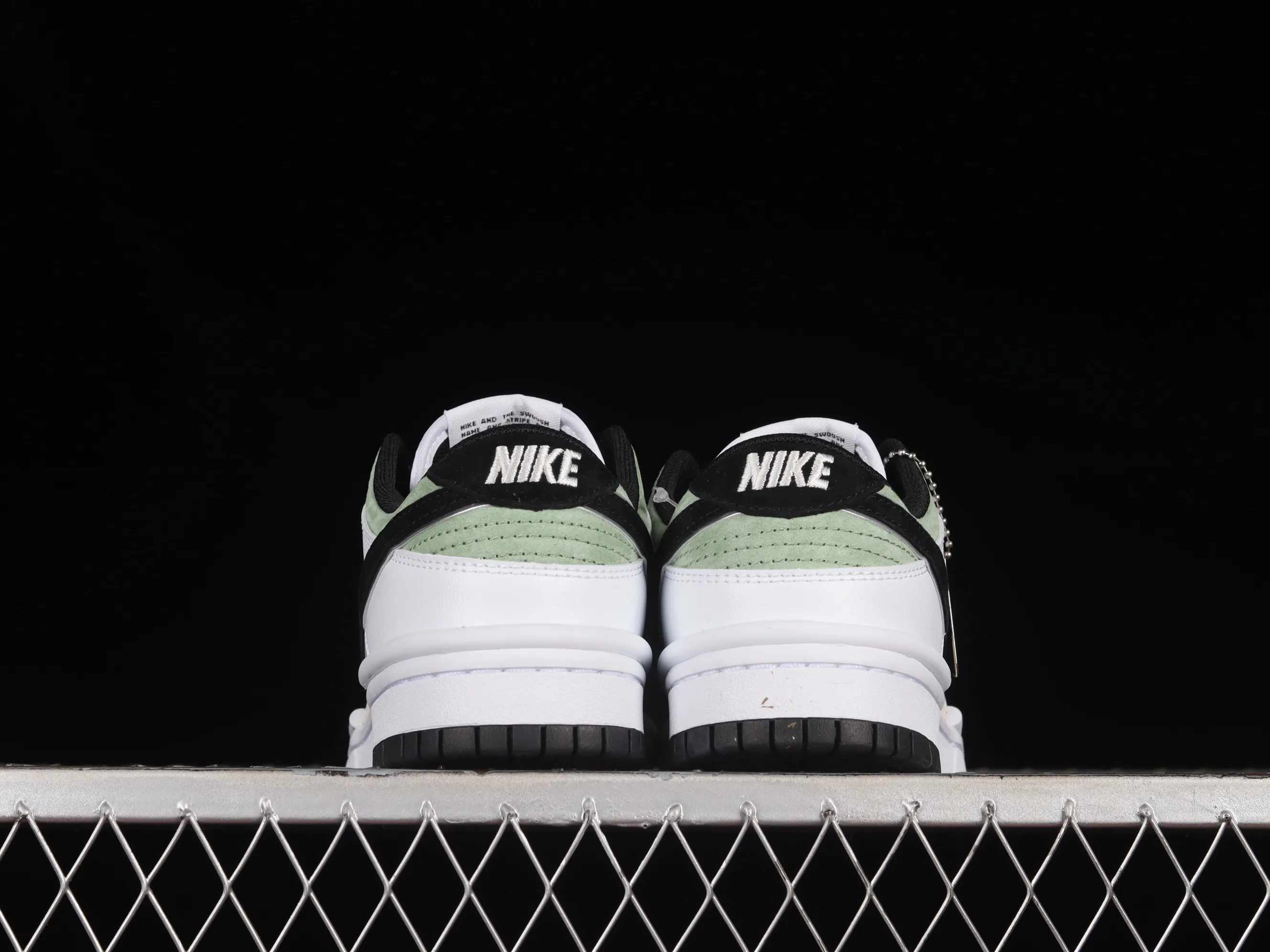 All Categories Nk SB Dunk Series Nk SB Dunk Low Low-top sneakers Otomo Katsuhiro x Nk SB Dunk Low "Steamboy OST" Otomo Katsuhiro co-branded SB low-top sports and leisure sneakers DZ2794-888